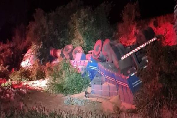 Colisão entre três caminhões na PR-483, deixa um homem ferido