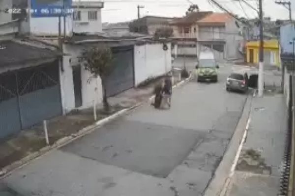 Mulher é roubada e arrastada no chão durante assalto; Veja o video