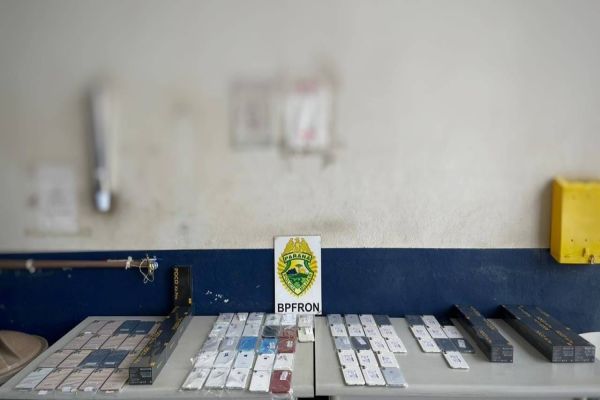 Imagem referente a notícia: BPFRON apreende 90 aparelhos celulares de origem estrangeira em ônibus na cidade de Cascavel