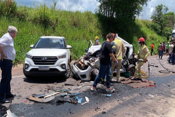 Imagem referente a notícia: Engavetamento envolve 11 veículos e deixa pessoas em estado grave na BR-467 em Cascavel