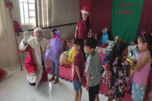 Cartinhas de Natal: Crianças recebem presentes doados por cascavelenses