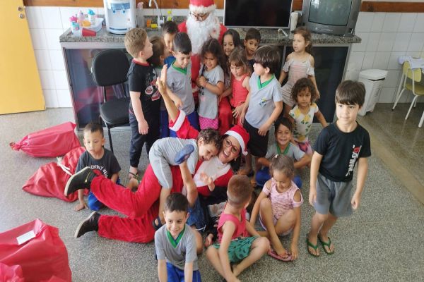 Comissão Feminina do Sindicato Rural de Cascavel torna Natal de crianças mais alegre e divertido