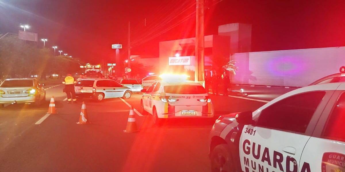 Com CNH suspensa e embriagado, condutor é detido após exibir manobras perigosas com carro de luxo