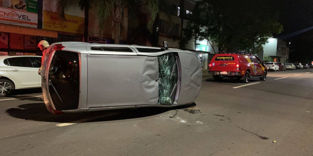 Sandero capota após colidir em automóvel estacionado na Rua Marechal Cândido Rondon