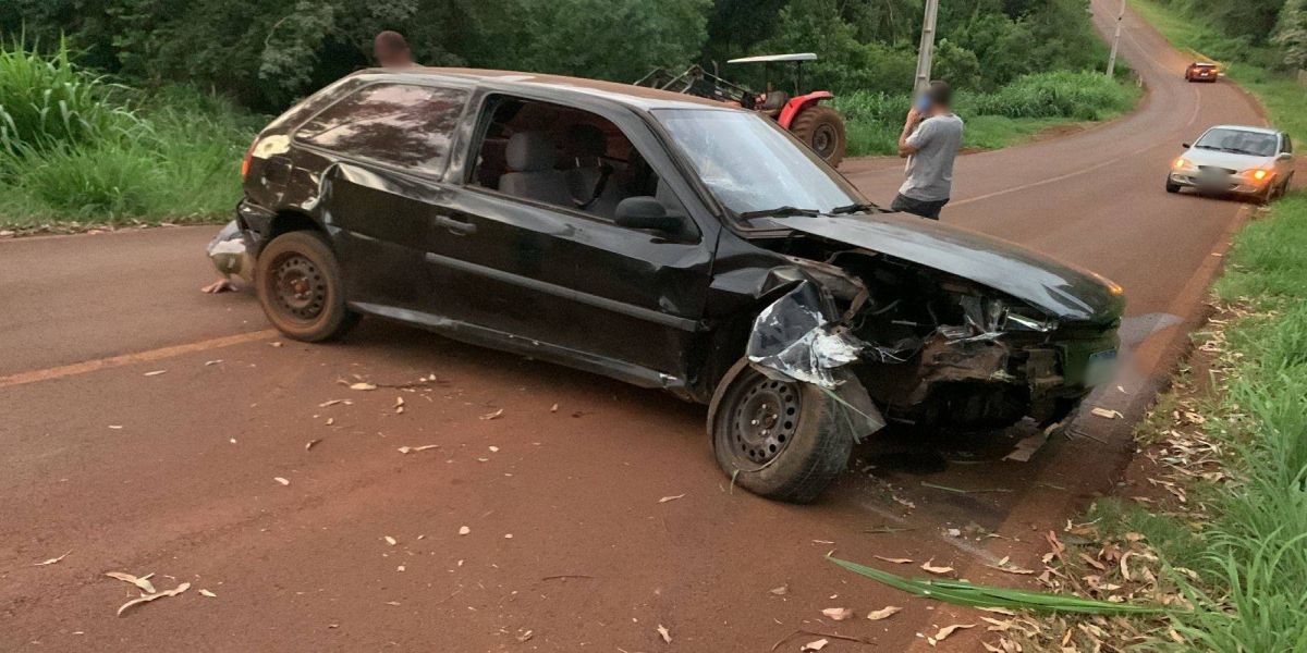 Veículo colide em muro e deixa criança ferida na Estrada Alto São Salvador, em Cascavel