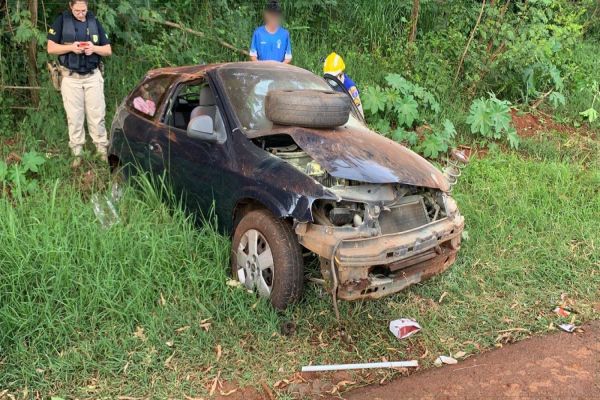 Imagem referente a notícia: Capotamento deixa bebê e passageira ferida na BR-467, em Cascavel