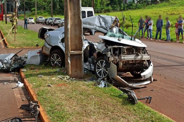 Corolla colide contra poste mata um e deixam dois feridos em Toledo