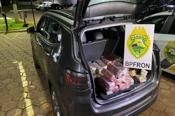Imagem referente a notícia: BPFRON apreende veículo com mais de 150 quilos de maconha em Cascavel
