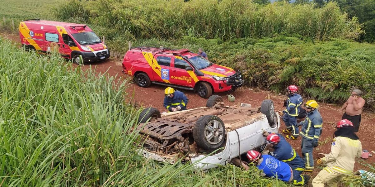 Casal fica ferida após capotamento na BR-163 em Santa Maria