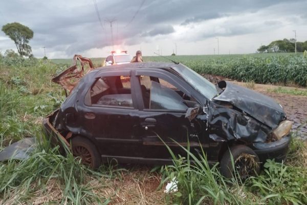 Duas pessoas ficam feridas após capotamento na PR-497 entre São Miguel do Iguaçu e Missal
