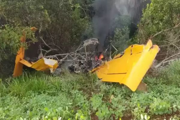 Avião cai perto de zona urbana e deixa um morto em Goiás
