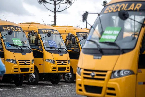 Foto relacionada a notícia: Corbélia recebe dois Micro-ônibus 0km do Governo Estadual