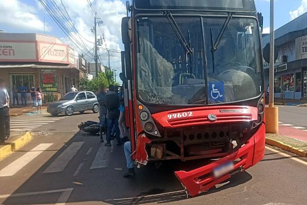 Câmera registra colisão entre moto e ônibus no Jardim Panorama em Toledo