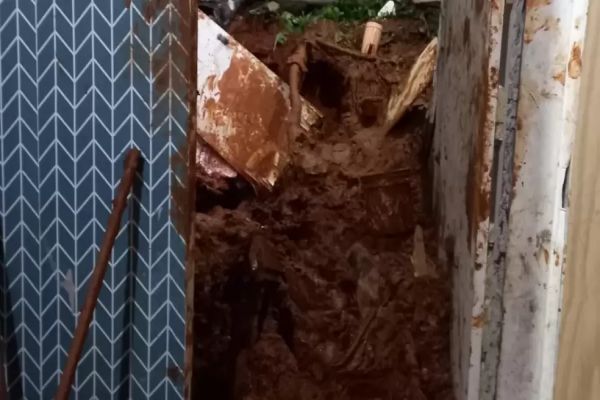 Primas morrem soterradas em deslizamento após chuvas em Santa Catarina