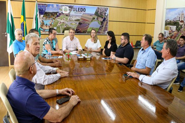 Prefeito de Toledo sanciona Leis em reunião com vereadores e vereadoras