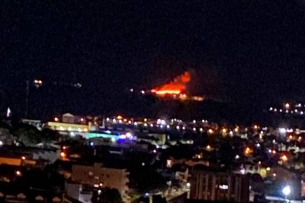 Incêndio em vegetação de grandes proporções é registrado na BR-163 em Santa Tereza do Oeste