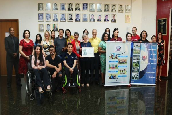 Programa de Educação Especial da Unioeste recebe homenagem da Câmara