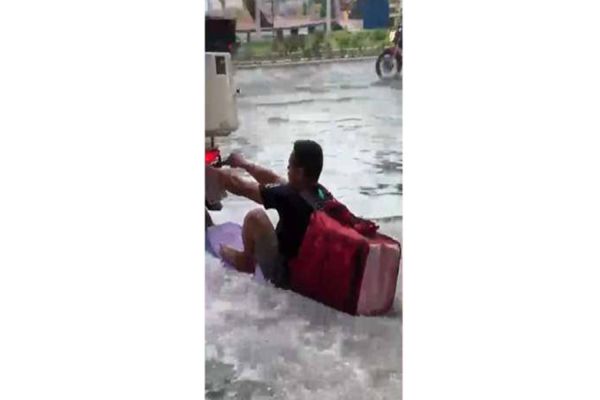 Em meio aos caos, Jovem 'surfa' na enchente de Balneário Camboriú