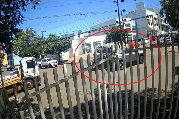 Imagem referente a notícia: Câmera registra acidente entre Jeep e Ford Ka no centro de Cascavel; veja o vídeo