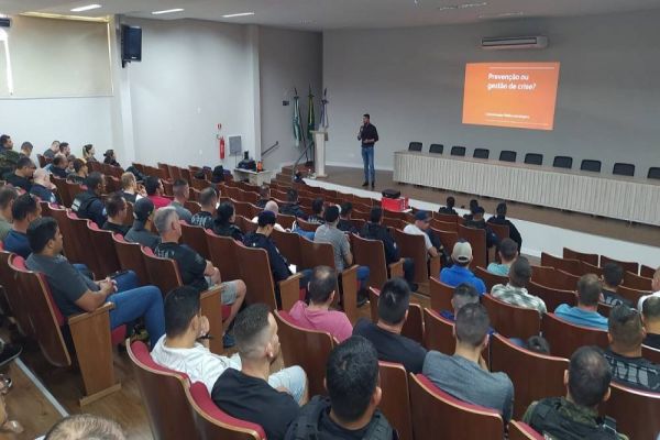 Agentes da GM recebem certificados após curso que abordou o enfrentamento à violência contra mulher