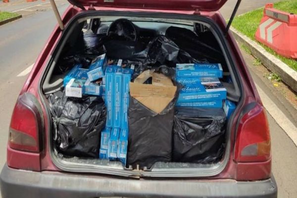 PRF apreende carro com mais de 5000 maços de cigarros contrabandeados na BR-277 em Guarapuava