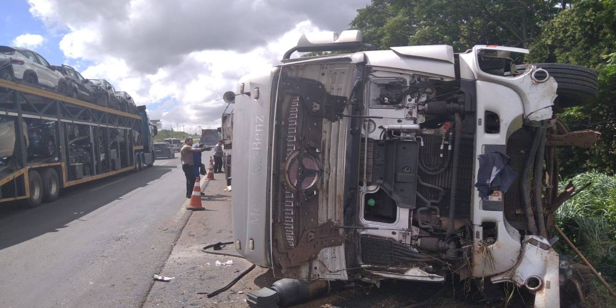 Cascavelense de 34 anos morre e sua filha fica em estado grave após tombamento de caminhão na BR-376