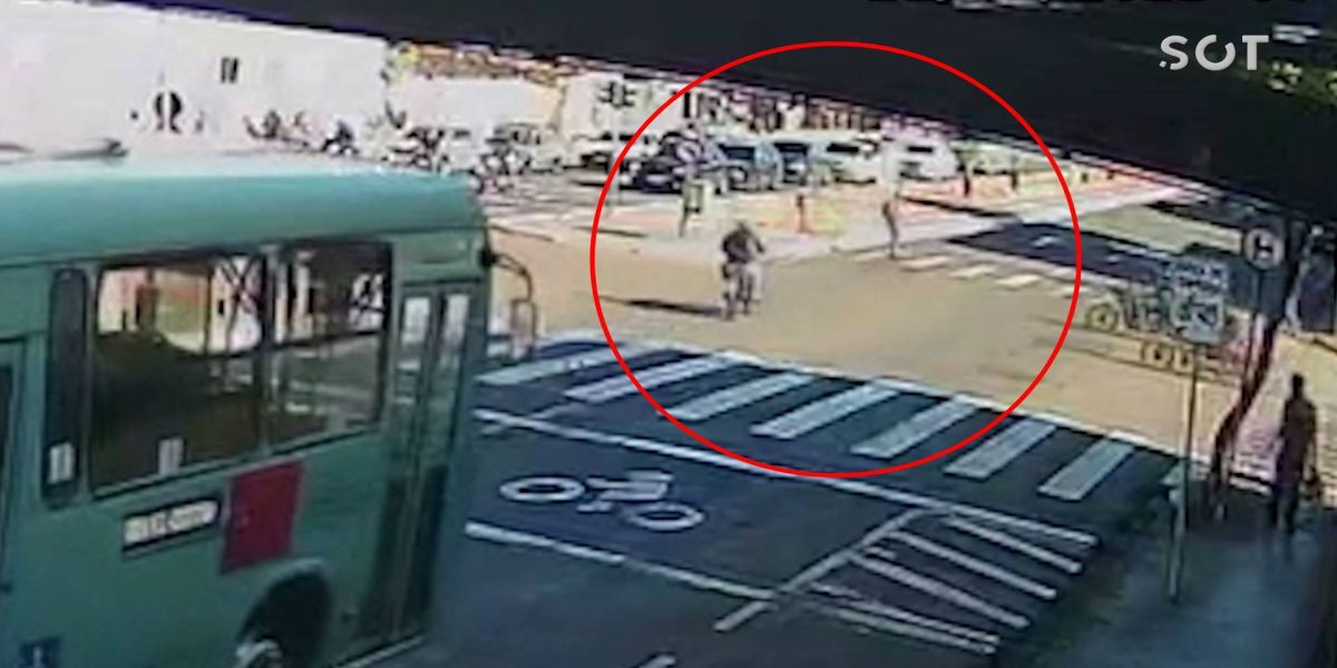 Adolescente fura sinal com moto, atropela e mata homem de 50 anos; Veja o vídeo