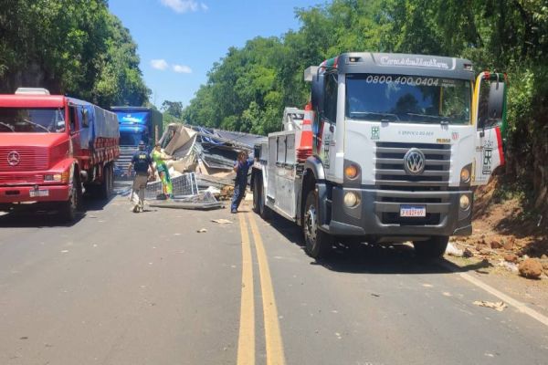 Caminhão tomba na BR-277 próximo ao Rio Cavernoso em Cantagalo