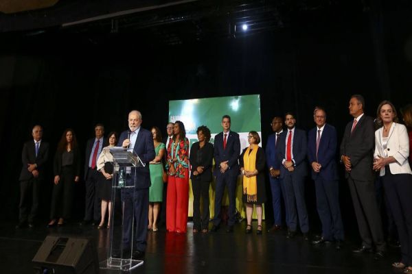 Nova organização de ministérios é divulgada pela equipe de transição