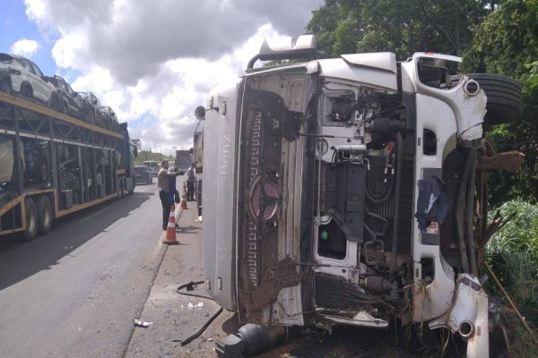 Cascavelense de 34 anos morre e sua filha fica em estado grave após tombamento de caminhão na BR-376