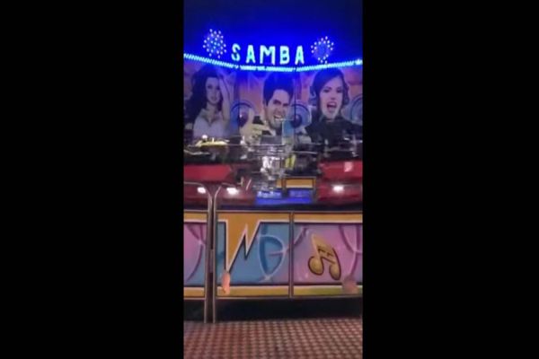 Imagem referente a notícia: Brinquedo em parque de diversões cai e esmaga mão de criança; Vídeo mostra momento do acidente