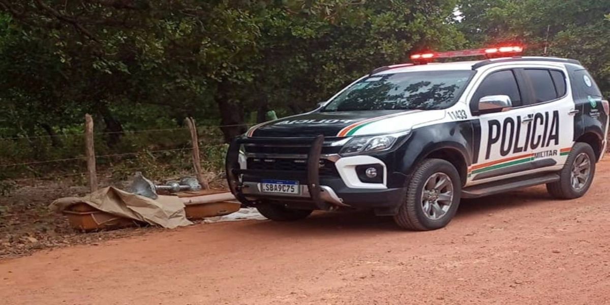 Caixão com corpo é abandonado em estrada após carro de funerária ser roubado a caminho de velório