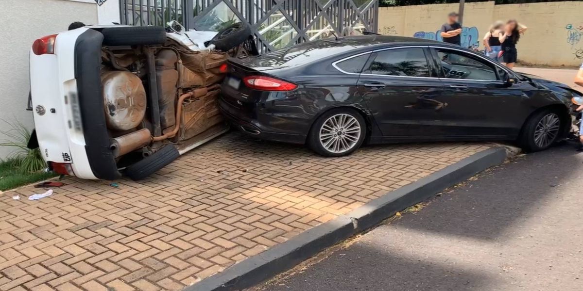 Forte colisão seguida de tombamento é registrada na Rua Manoel Ribas