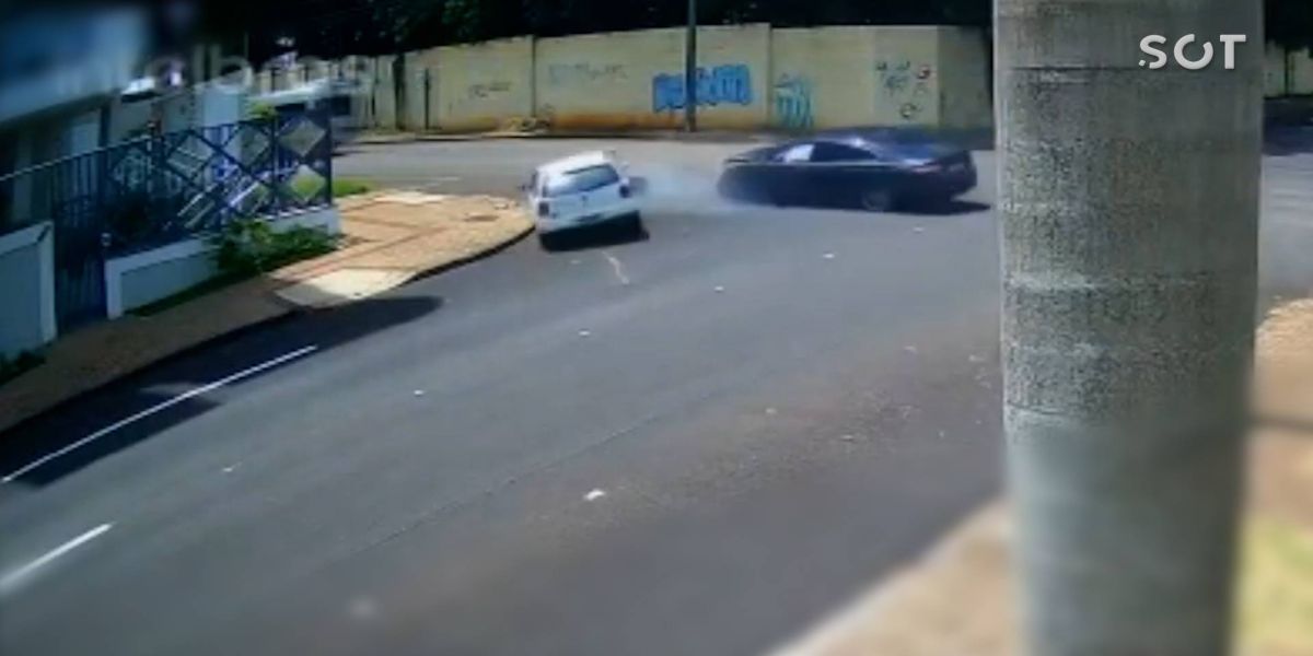 Câmera de segurança registra colisão seguia de tombamento na Rua Manoel Ribas