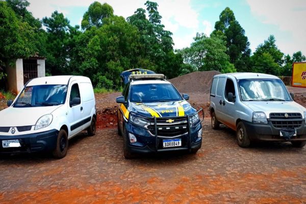 Imagem referente a notícia: PRF Cascavel intercepta dois furgões carregado completamente de cigarros em Quedas do Iguaçu