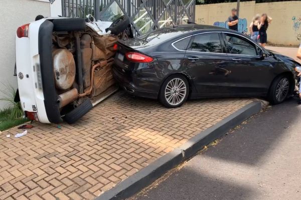 Forte colisão seguida de tombamento é registrada na Rua Manoel Ribas