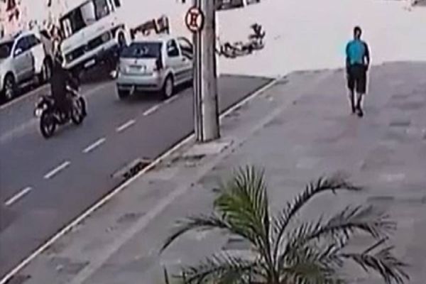 Caminhão desgovernado tomba e quase esmaga motociclista