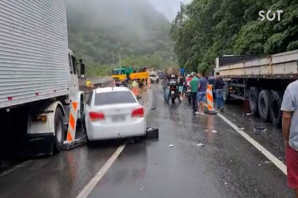 Imagem referente a notícia: Chuva: Engavetamento com vários carros é registrada na BR-376 entre Paraná e Santa Catarina
