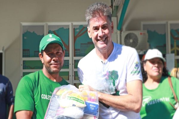 Município de Cascavel entrega cestas de básicas de Natal para trabalhadores que atuam na limpeza