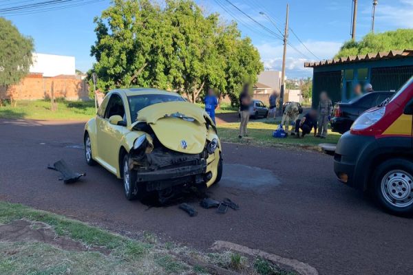 Imagem referente a notícia: Forte colisão de trânsito é registrada no Bairro Pioneiros Catarinenses, em Cascavel