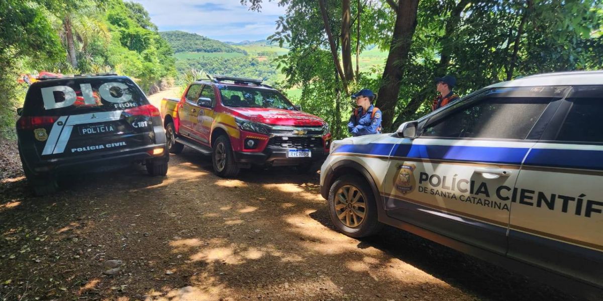 Crianças de 5 e 8 anos são achadas enterradas um dia após encontro de corpo da mãe