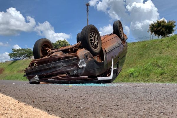 Imagem referente a notícia: Homem de 41 anos fica ferido após capotar veículo na PRC-467, em Cascavel