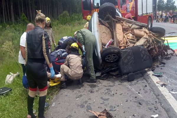 Imagem referente a notícia: Tragédia: Três pessoas morrem e outras duas fica em estado gravíssimo em violenta colisão na BR-277