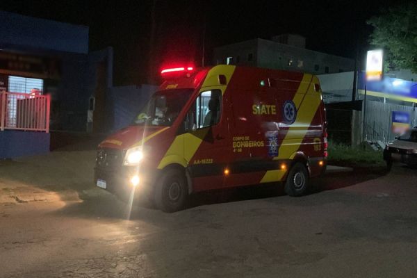 Imagem referente a notícia: Coletor sofre fratura na perna após ser atropelado por carro no Bairro Neva, em Cascavel