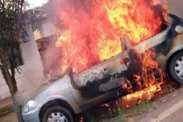 Homem é acusado de atear fogo em carro com esposa dentro; Mulher teve ferimentos graves