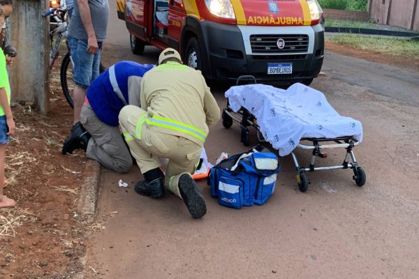 Imagem referente a notícia: Ciclista perde o controle da bike e colide em poste no Bairro Brasília em Cascavel