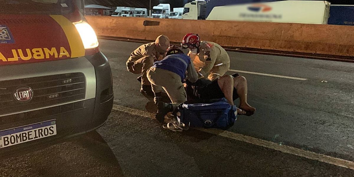 Motociclista sofre fratura exposta no braço após queda na BR-277 no Trevo Cataratas