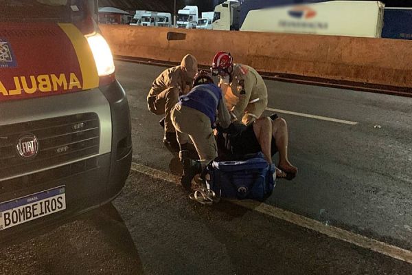 Imagem referente a notícia: Motociclista sofre fratura exposta no braço após queda na BR-277 no Trevo Cataratas