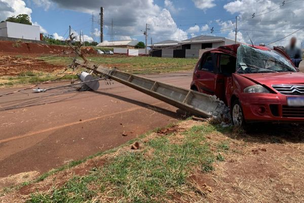 Imagem referente a notícia: Carro arranca quatro postes de iluminação em forte colisão, no Loteamento Piovesan