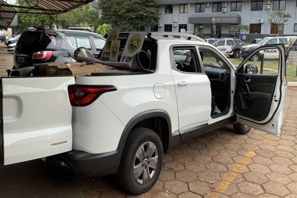 Imagem referente a notícia: Polícia Militar apreende mais de 600 quilos de maconha, arma e carro furtado no Bairro Esmeralda